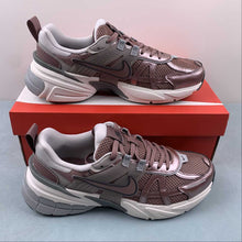 Cargar imagen en el visor de la galería, Nike V2k Run Smokey Mauve FD0736-200
