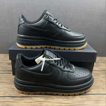 Cargar imagen en el visor de la galería, Air Force 1 Low Luxe Black Gum Brown DB4109-001
