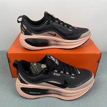 Cargar imagen en el visor de la galería, Nike Zoom Vomero 18 GTX Black Crimson Tint HQ7002-003

