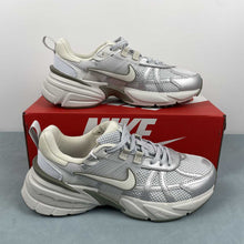 Cargar imagen en el visor de la galería, Nike V2k Run Photon Dust Light Silver Army Green FD0736-006
