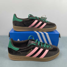 Cargar imagen en el visor de la galería, Adidas Gazelle Indoor Dark Brown Glow Pink Court Green JI2714
