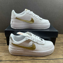 Cargar imagen en el visor de la galería, Air Force 1 Shadow White Metallic Gold Metallic Silver DM3064-100
