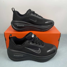 Cargar imagen en el visor de la galería, Nike Zoom Vomero PLUS Black Carbon Grey HV8150-003

