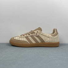 Cargar imagen en el visor de la galería, Adidas Samba OG Sand Strata Magic Beige Gum JR9446
