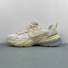 Cargar imagen en el visor de la galería, Nike V2k Run Pale Ivory HQ1512-110
