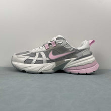 Cargar imagen en el visor de la galería, Nike V2k Run Pink Foam HQ4046-001

