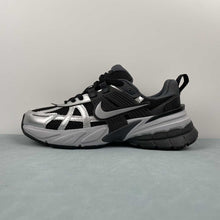 Cargar imagen en el visor de la galería, Nike V2k Run Black Metallic Silver-Anthracite FD0736-005
