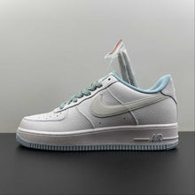 Cargar imagen en el visor de la galería, Air Force 1 07 Low White Light Blue UO6369-568
