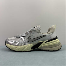 Cargar imagen en el visor de la galería, Nike V2k Run Summit White Metallic Silver FD0736-100
