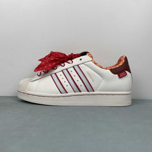 Cargar imagen en el visor de la galería, Adidas Superstar 2 x Toy Story Off White Halo Blue Scarlet KK4472

