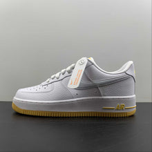 Cargar imagen en el visor de la galería, Air Force 1 07 White University Gold Gum DZ4512-100
