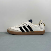 Cargar imagen en el visor de la galería, 101 Dalmatians x Adidas Samba Penny KJ5990
