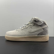 Cargar imagen en el visor de la galería, Air Force 1 07 Mid x Reigning Champ White Gray Black 807618-300
