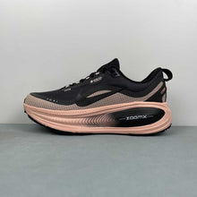 Cargar imagen en el visor de la galería, Nike Zoom Vomero 18 GTX Black Crimson Tint HQ7002-003
