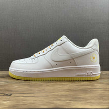 Cargar imagen en el visor de la galería, Air Force 1 07 Low White Yellow Metallic Gold CR6566-098
