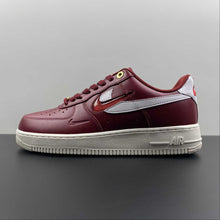 Cargar imagen en el visor de la galería, Air Force 1 07 Low Premium Logo History Team Red DZ5616-600
