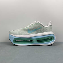 Cargar imagen en el visor de la galería, Nike Vomero Premium Lt Green FN8453-014
