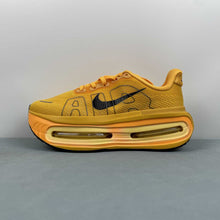 Cargar imagen en el visor de la galería, Nike Vomero Premium Yellow FN8453-017
