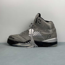 Cargar imagen en el visor de la galería, Air Jordan 5 Retro Wings Medium Grey Black Metallic Silver IO2038-001

