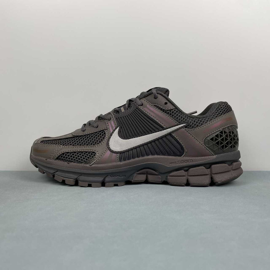 Zoom Vomero 5 Cave Stone Metallic Silver HF5493-201