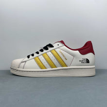 Cargar imagen en el visor de la galería, Adidas Superstar x The North Face BZ2525

