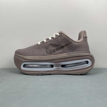 Cargar imagen en el visor de la galería, Nike Vomero Premium Lt Brown FN8453-033
