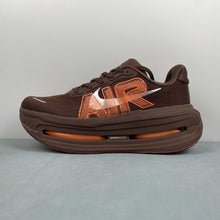 Cargar imagen en el visor de la galería, Renegade x Nike Vomero Premium Brown Barsalt Total Orange Bronze Eclipse Hyper Rimson IQ7314-200
