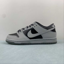 Cargar imagen en el visor de la galería, Dunk Low Premium SB Quickstrike Atlas Black Wolf Grey 504750-020
