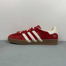 Cargar imagen en el visor de la galería, Adidas Gazelle Indoor Better Scarlet Off White Gold Metallic IF1808
