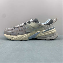 Cargar imagen en el visor de la galería, Nike V2k Run Light Bone Metallic Platinum FZ3596-072
