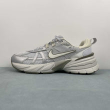 Cargar imagen en el visor de la galería, Nike V2k Run Photon Dust Light Silver Army Green FD0736-006
