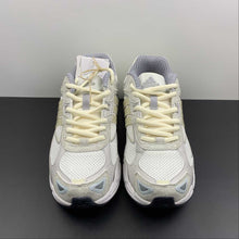 Cargar imagen en el visor de la galería, Adidas Response CL Crystal White GZ1562
