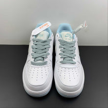 Cargar imagen en el visor de la galería, Air Force 1 07 Low White Light Blue UO6369-568
