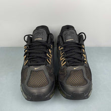 Cargar imagen en el visor de la galería, Nike Air Max 2013 Black Flat Gold HQ1927-001
