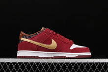 Cargar imagen en el visor de la galería, SB Dunk Low Pro Anchorman Team Red Metallic Gold 304292-672
