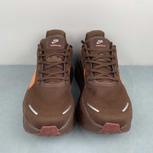 Cargar imagen en el visor de la galería, Renegade x Nike Vomero Premium Brown Barsalt Total Orange Bronze Eclipse Hyper Rimson IQ7314-200
