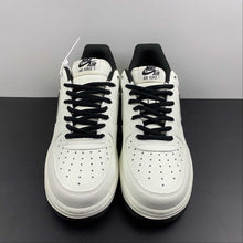 Cargar imagen en el visor de la galería, Air Force 1 07 Low NYC Cream White Black Red LG4596-336
