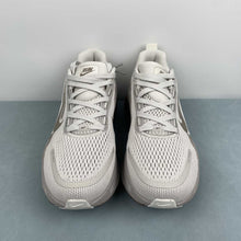 Cargar imagen en el visor de la galería, Nike Zoom Vomero 18 Ligth Bone Mink Brown Phantom HM6804-003
