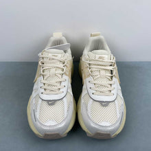 Cargar imagen en el visor de la galería, Nike V2k Run Pale Ivory HQ1512-110
