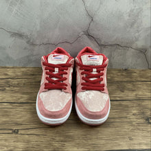 Cargar imagen en el visor de la galería, Strangelove x Dunk Low Sb Valentine&#39;s Day Pink Med Gym Bright Melon Soft Red CT2552-800
