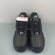 Cargar imagen en el visor de la galería, Air Force 1 07 Low Black Silver Mini Swoosh HQ1180-001
