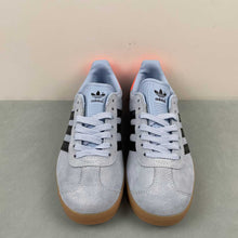 Cargar imagen en el visor de la galería, Adidas Gazelle Clear Sky Core Black Gum JI2076

