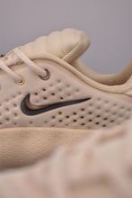 Cargar imagen en el visor de la galería, Nike Mind 002 Light Khaki Desert Khaki Hyper Crimson HQ4308-200
