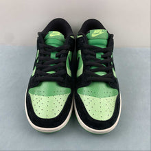 Cargar imagen en el visor de la galería, The Powerpuff Girls x SB Dunk Low Black Green White GP5532-062
