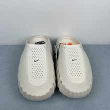Cargar imagen en el visor de la galería, Nike Mind 001 Slide Light Bone Hyper Crimson Buff Chrome HQ4307-002
