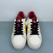 Cargar imagen en el visor de la galería, Adidas Superstar x The North Face BZ2525
