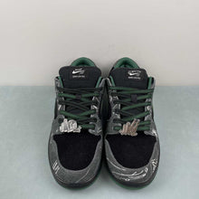 Cargar imagen en el visor de la galería, There Skateboards x SB Dunk Low Black Gorge Green White HF7743-001
