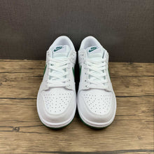 Cargar imagen en el visor de la galería, SB Dunk Low Summit White Green DD1503-112
