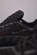 Cargar imagen en el visor de la galería, Nike Mind 002 Black Hyper Crimson Chrome HQ4308-001
