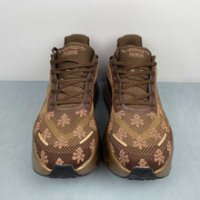 Cargar imagen en el visor de la galería, Nike Vomero Premium Flat Stout Cacao Wow Team Royal IQ0028-200

